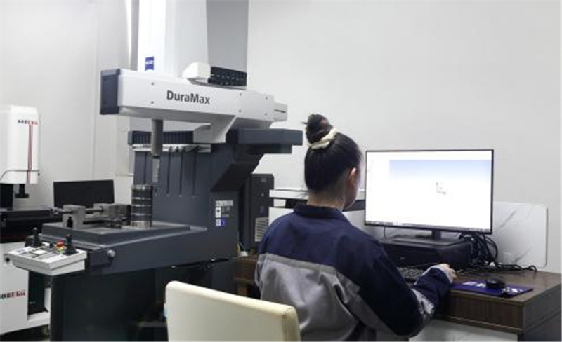 A hőformázó gép segíti a műanyag termékek innovációját és korszerűsítését04